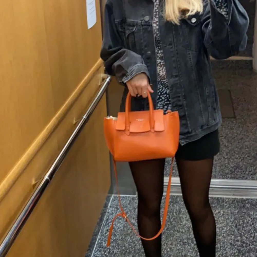 Så fin orange väska 🤍 köpt för 1500 kr i en liten butik i Italien men märket är Tosca Blu. Väl använd och därav mindre tecken på slitage (bilder vid förfrågan). . Väskor.