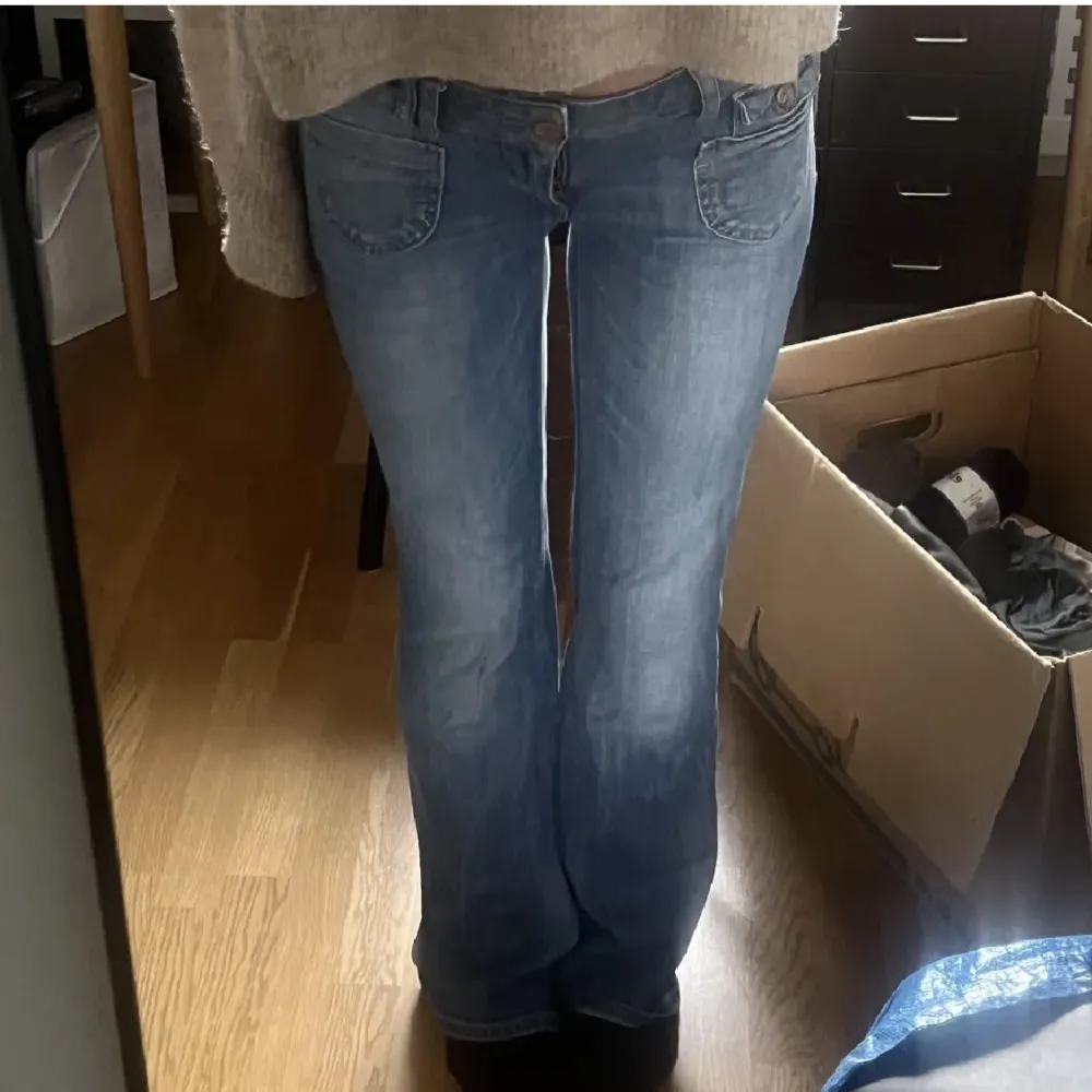 Lågmidjade jeans med fina fickor, från ONLY! Dom är superfina och jag köpte dom från en annan tjej på Plick men de var lite för stora så säljer vidare! (Förra säljarens bilder). Jeans & Byxor.