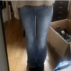 Lågmidjade jeans med fina fickor, från ONLY! Dom är superfina och jag köpte dom från en annan tjej på Plick men de var lite för stora så säljer vidare! (Förra säljarens bilder)