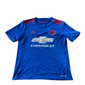 Manchester United fotbollströja  - Manchester United fotbollströja från säsong 16/17. Skick 8/10 extremt skönt material. Storlek 150/11-12 år. Perfekt till barn eller syskon!