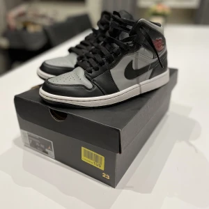 Jordan 1 mid shadow red - Storlek 40. Säljer pga av att jag inte andvänder dom, knappt andvända. Pris kan diskuteras. Ny pris 2500 