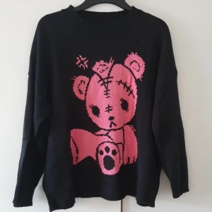 Stickad tröja  - Stickad tröja helt ny och självfallet oanvänd.  Såå mjuk storlek Medium men passar small för lite overzise. Pris 200kr