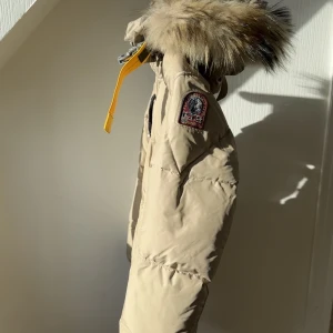 Parajumper Jacka Beige - Säljer denna jackan som har används väldigt lite, jackan har väldigt mysig och fin päls den värmer verkligen. Köpt för 10.000kr  Storlek: S