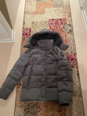 Canada goose black label - Canada goose jacka som blev för stor