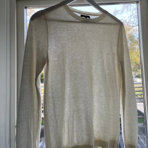 finstickad tröja  - Superfin finstickad tröja från Massimo Dutti. Kameran fångar inte helt färgen på tröjan rätt , men skulle säga att den är mer åt det crèmevita hållet🤍