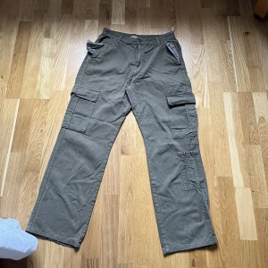 Cargobyxor  - Ett par grön/gråa cargobyxor. Dessa är i storlek 44 men väldigt små i storlek. Har vanligtvis 38/40 och dessa blev en 44:a.  (ser mer gröna ut i verklighet än bild!) 