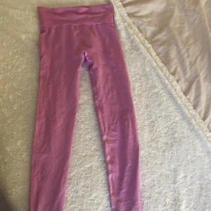 Träningsbyxor  - Säljer dessa rosa träningsbyxor från lightinthebox.💓storleken är S men kan nog sitta på Xs och M också då de är stretchiga. Köparen står för frakt💓