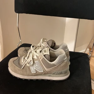 NEW BALANCE 574 - Använda men i väldigt bra skick 😊 skicka meddelande för fler bilder! Kan tänka mig att gå ned i pris vid snabb affär. 