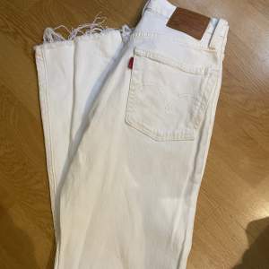 Ett par vita Levis jeans som aldrig blivit använda! 
