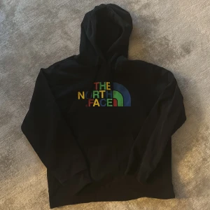 The North Face hoodie (L) - vintage The North Face hoodie. Large men skulle säga mer åt Medium hållet