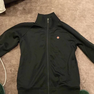 Björnborg kofta svart  - Stilig Björnborg kofta 