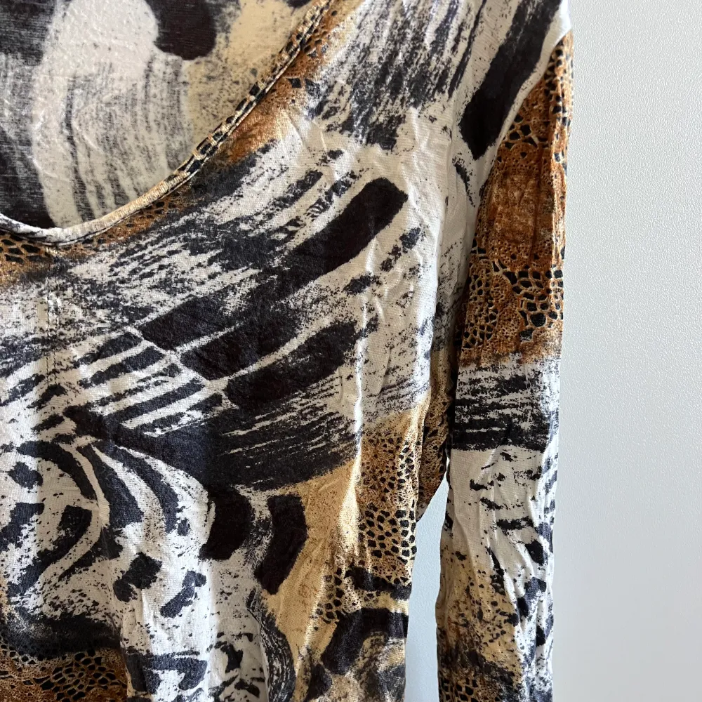 Superfin långärmad tröja med coolt mönster från Beyond Retro. Sitter jättefint på! Står att tröjan är XL men skulle säga att den passar en Small/Medium. . Tröjor & Koftor.