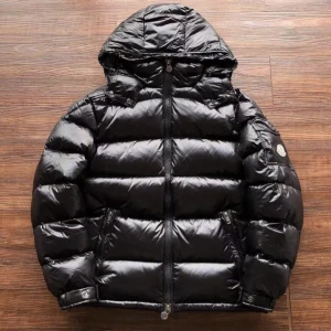 Moncler Maya Jacka - Köpt: fått i present Skick: 8/10, använd väl men har ett ihopsytt hål därav priset Skador: på insidan och ett litet igensytt hål på armen Passform: S 😊😊😊(Äkta, kvitto finns och bilder på skador kan fixas)