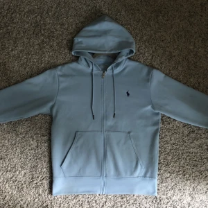 Ralph lauren hoodie - Köpt: Zalando - 1900kr Skick: 10/10 - helt ny  Skador: Inga Passform: S 😊😊😊