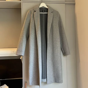 Kappa - Zara - Grå kappa från Zara
