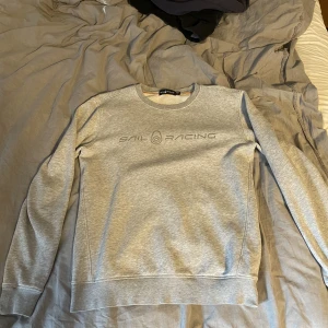 Sail racing tröja - Sailracing sweatshirt i storlek M i ny skick. Nästan aldrig använd.