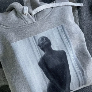 The cool elephant hoodie - Säljer denna fina oanvända gråa hoodien från The cool elephant, väldigt bra och tåligt material, köparen står för frakten💕💕