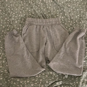 Gråa sweatpants - Gråa mjukisbyxor ⭐️ det står M men den passar xxs och möjligvis Xs fråga för måtten och mer info🩷 kan inte hitta några defekter och dom e stretchiga 
