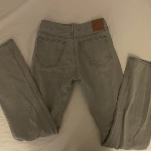 Lågmidjade gråa jeans - Snygga lågmidjade ljusgråa jeans från BikBok.
