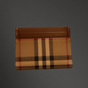 Burberry plånbok  - en riktigt fin och fräsch plånbok från Burberry, köpte på NK i stockholm, kvitto, påse och låda samt tags följer med, hör av dig för annat!