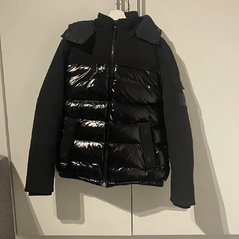 Hej! Säljer nu min Calvin Klein vinterjacka då den inte passar min stil och är lite för liten för mig använd ändrat under förra vinter Nypris runt 4,600kr . Jackor.