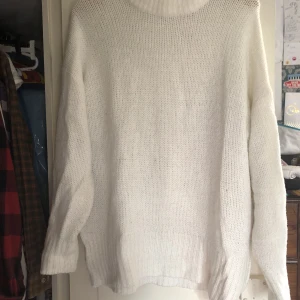 Stickad tröja  - Stor vit stickad tröja knappt använd från lager 157 storlek L/XL. Varm och skön perfekt till hösten.