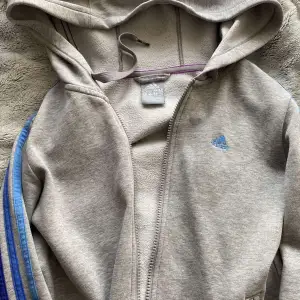 Skit cool zip up hoodie från adidas, Köpt från sellpy, endast testad, Sitter super skönt på<3