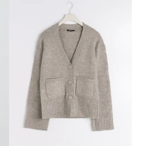 Beige kofta - Från Ginatricot i strl xs, lapparna kvar!💗nypris 399