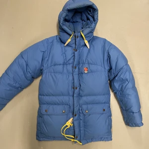 Fjällräven  - Hej säljer nu min fjällräven jag som är i storlek XS den har inga defekter. Den e sjukt varm bland dom bekvämaste jackorna jag har haft köpt för 5000kr och säljer den för 4000kr priser är int fast 😊😊