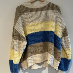 Monki stickad tröja - Randig stickad tröja från monki. Storlek M. Tecken på användning finns men är hel och fin.