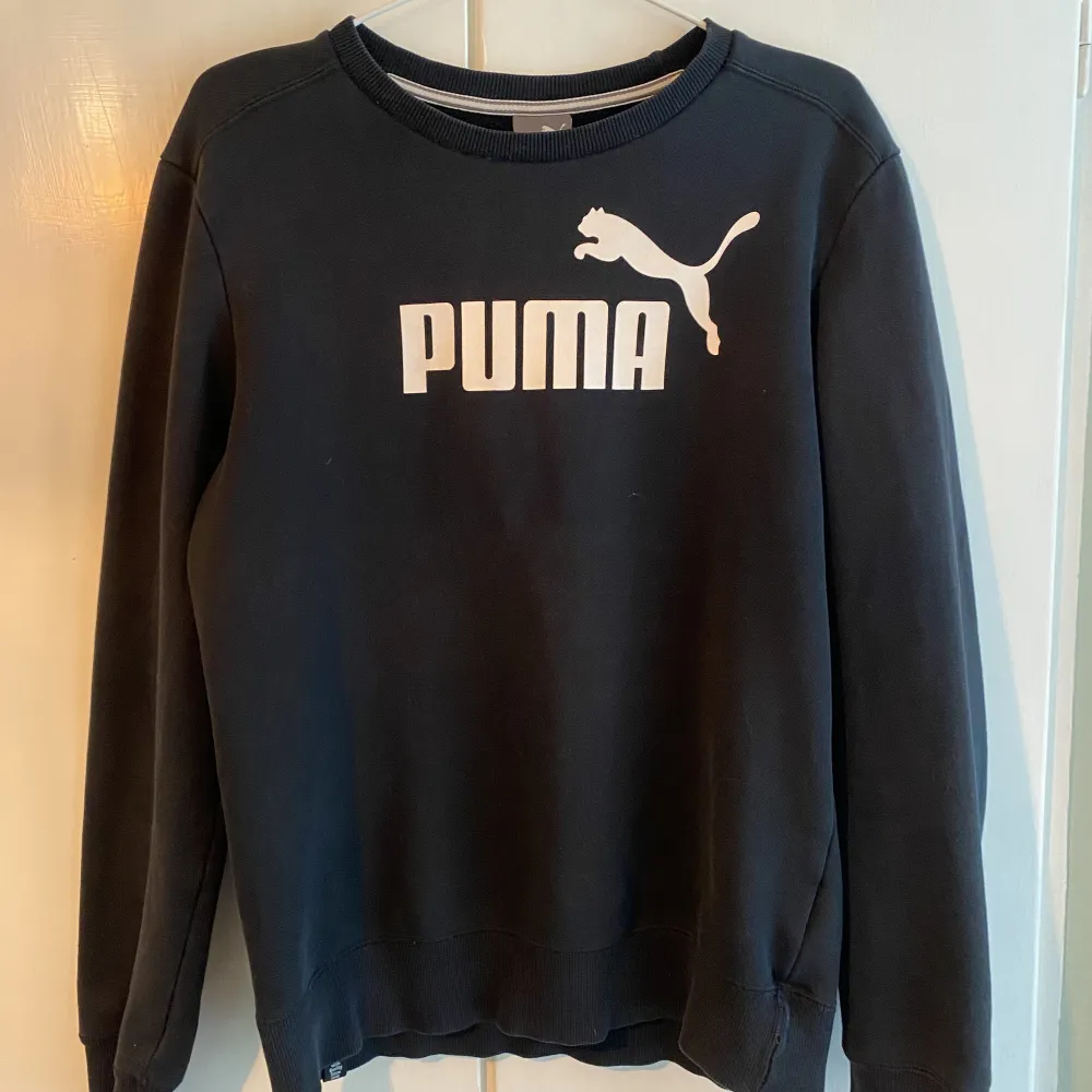 Puma tröja i S men passar även M. Tror den är i killmodell men passar båda. Använd men inga defekter. Perfekt för kallare årstider. . Tröjor & Koftor.
