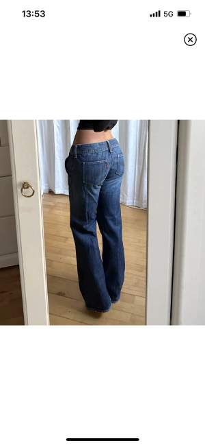 Säljer dessa jeans jag köpte på plick eftersom dom tyvärr var för korta för mig:( Midjemått 80 innerbenslämg 80😊 ingen budgivning. 