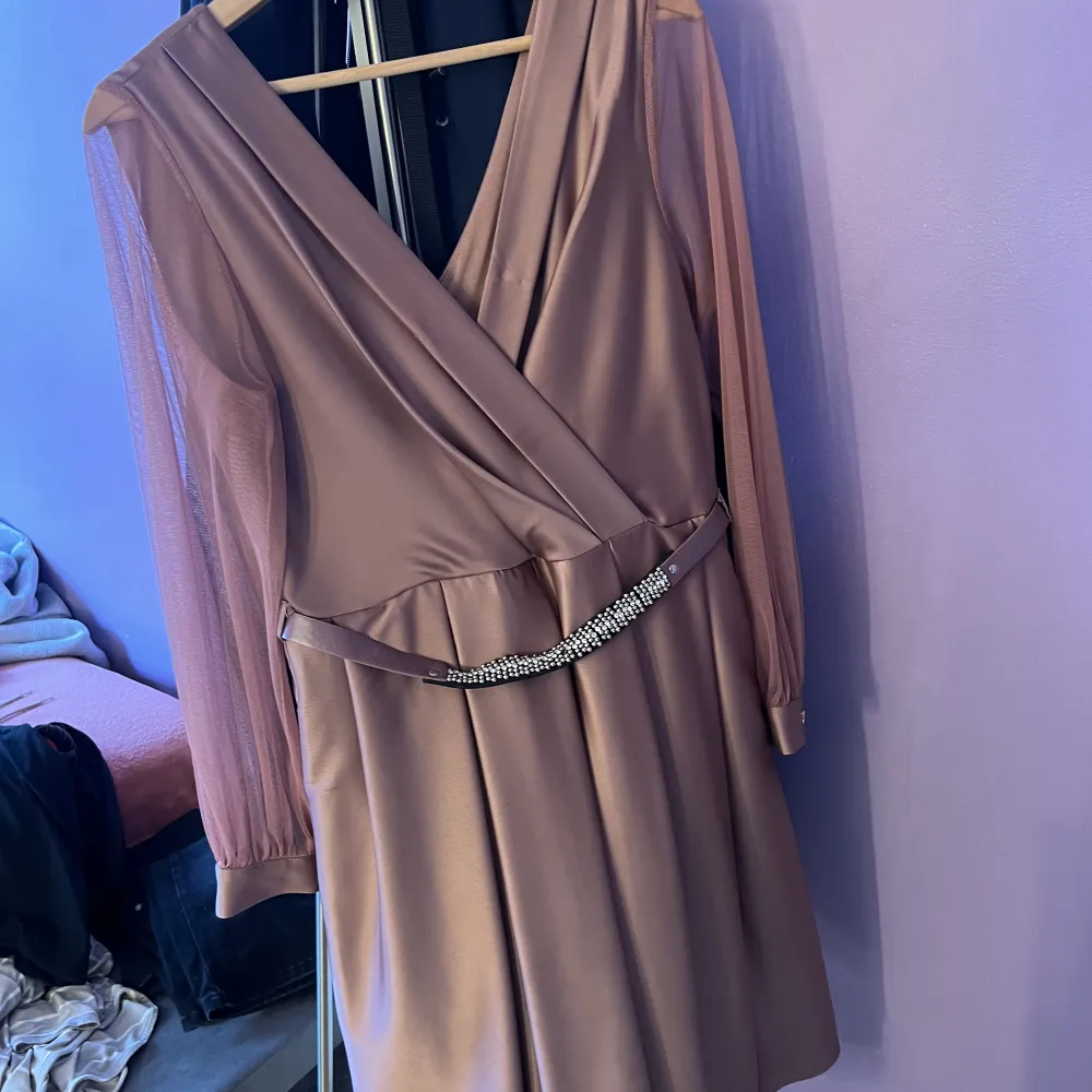 Rosa klänning. Köp för 1500kr säljer för 1000kr. Använd en gång . Mekot.