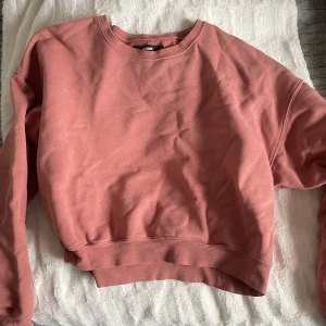 Sweatshirt  - Boxig sweatshirt i jättebra skick. Skriv gärna vid frågor! Den är lite rostfärgad/gammelrosa