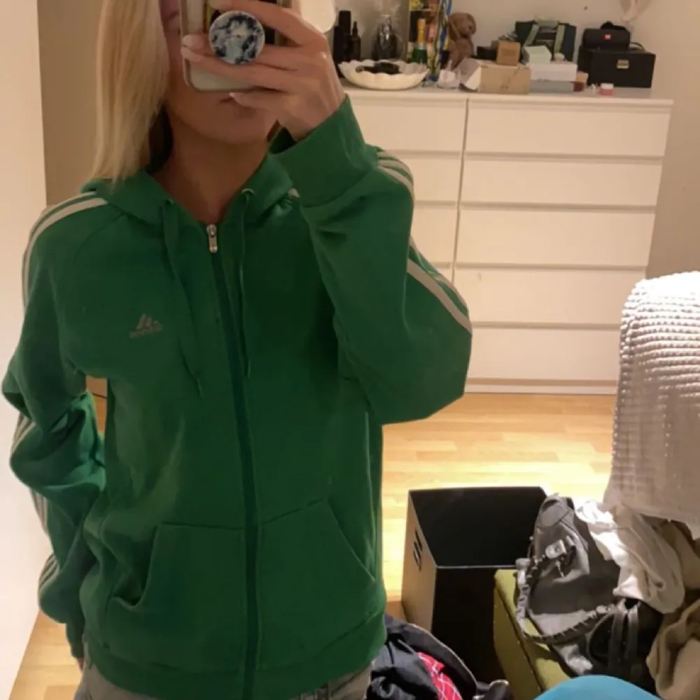 Super fin grön adidas zip hoodie! Skriv privat om du har frågor, pris går även att diskutera💕. Hoodies.