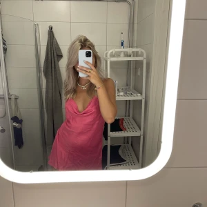 Underbar rosa klänning - En alltså underbart rosa klänning från zara. En kortare modell vilket gör den sexig med skitsnygg urringning 