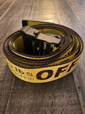 Off-White bälte gult - Nypris ca 2000 (köpt på Farfetch), skick 8/10 finns små repor