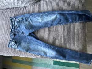Jag säljer mina Anbasb replay jeans för dem inte passar mig längre sikt 8/10 mörkblå äldre modell 