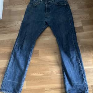 Sköna Levis 501 jeans i en mörkblå färg. Storlek 30/30 Obs: har lite veck längre ner på benen