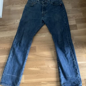Levis jeans - Sköna Levis 501 jeans i en mörkblå färg. Storlek 30/30 Obs: har lite veck längre ner på benen