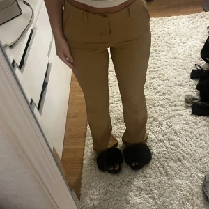 Byxor strl 34 - Säljer dessa kostym byxor från bikbok i storlek 34 då de inte kommer till användning 