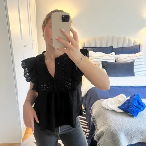 Topp mango  - Söt svart topp från mango med volang. 