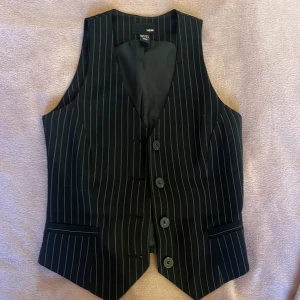 Kostymväst - En kostymväst strl. 34/xs. Använd många gånger men i väldigt bra skick. 