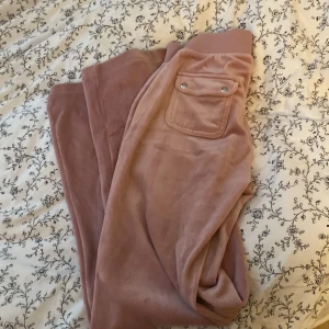 Juicy couture - Helt oanvända. Kan sänka priset. Stora i sin storlek. 