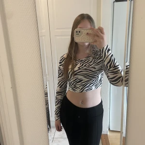 så snygg topp - säljer denna skitsnygga topp då den inte kommer till användning längre. funkar som festtopp eller bara vanligt till vardags! skriv för mer frågor/bilder 💓💓