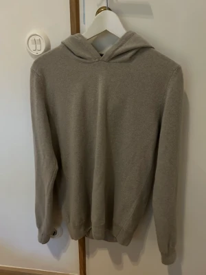 Oscar Jacobson Huvtröja - En asfräsh huvtröja i kashmir från Oscar Jacobson. Skit snygg och passar väldigt bra nu till hösten. Nypriset på denna ligger på 1.500kr och den köptes i Oscar Jacobson vid Stureplan för en månad sen, använt typ 2 gånger. Skriv vid intresse!