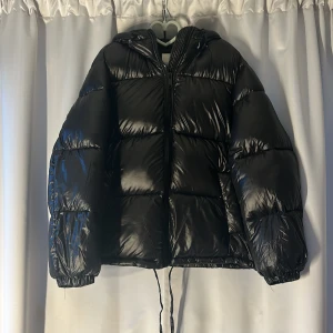 Svart glansig jacka - Helt ny svart glansig jacka i nyskick (använd 1 gång)!! Inga defekter, som ny💕 Skriv för fler bilder. Nypris 500kr