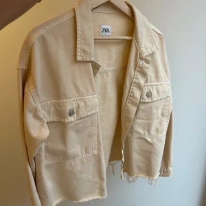 Beige jacka  - Beige kort jeansjacka från Zara, storlek S! 