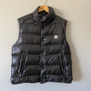 Moncler väst - Moncler väst av modellen tibb Storlek 1 = S kan passa större o mindre Pris 2900kr Självklar äkta Cartoonen har trillat av men finns kvar