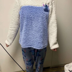Stitch pyjamas sett  - Säljer mitt Stitch set  pass form, passar s och medium perfekt!